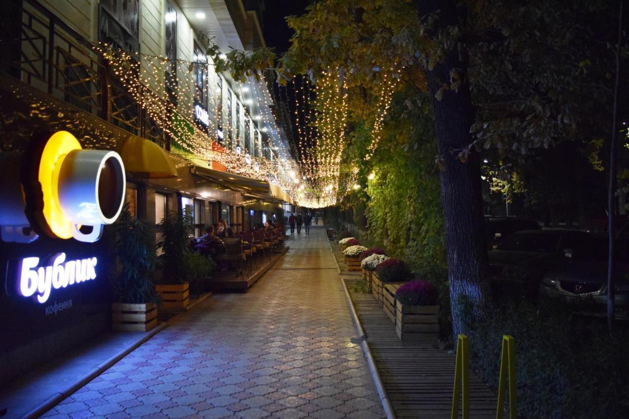 Yellow Apartment In The Center Of Bishkek Exterior foto