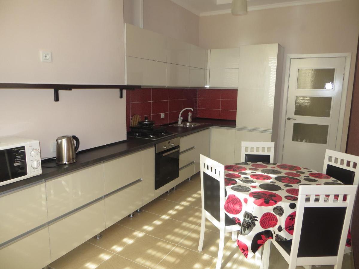 Yellow Apartment In The Center Of Bishkek Exterior foto
